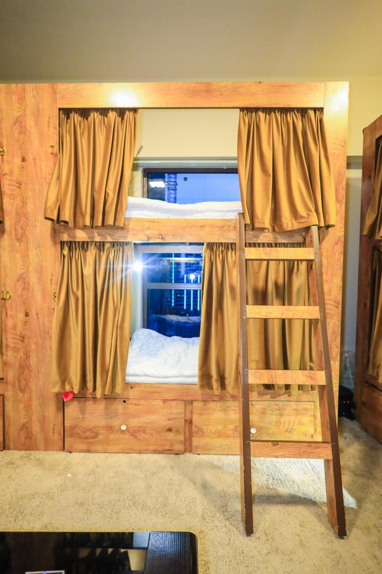 Lunar Hostel Plus Dubai Exterior photo