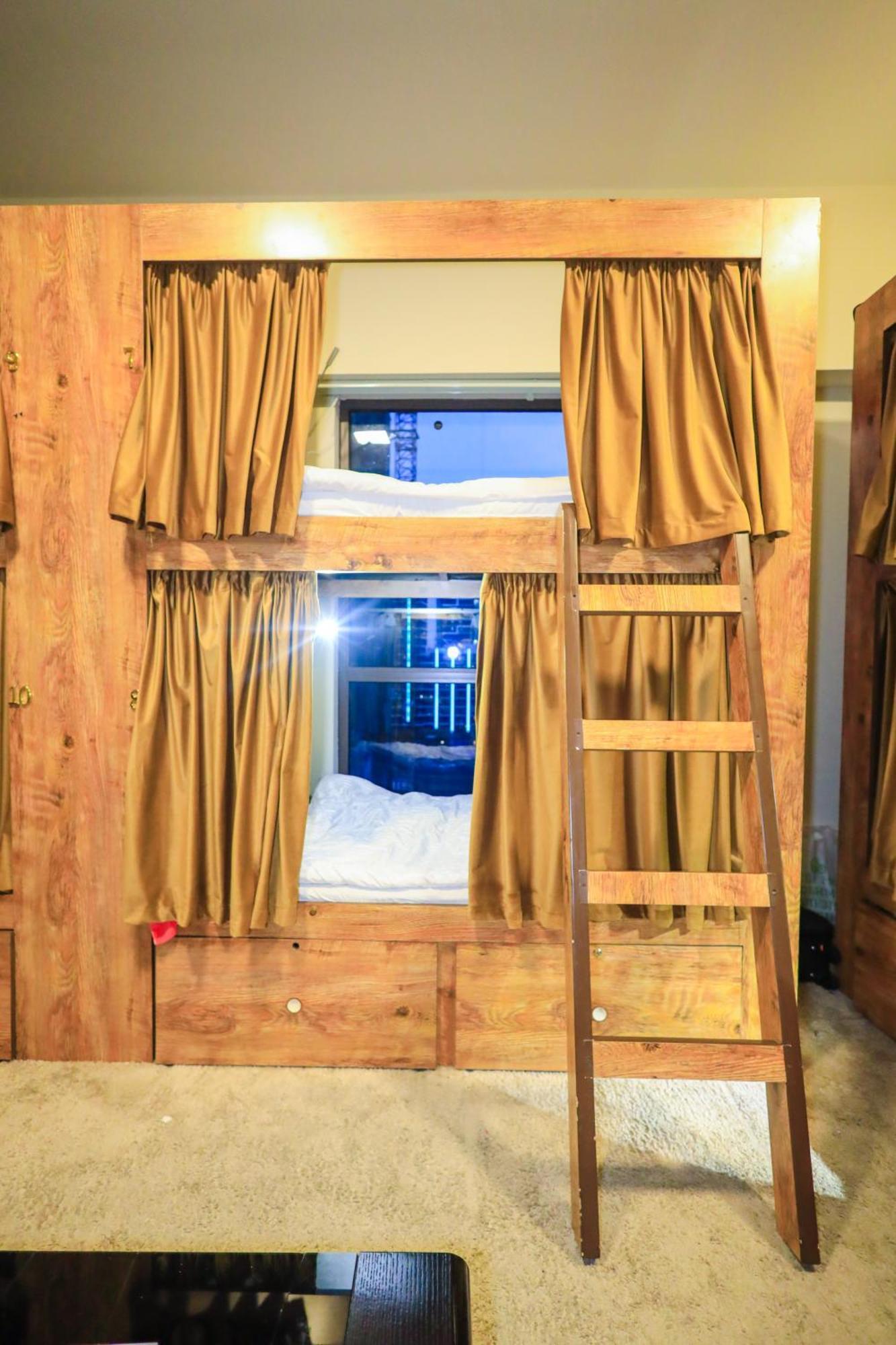 Lunar Hostel Plus Dubai Exterior photo